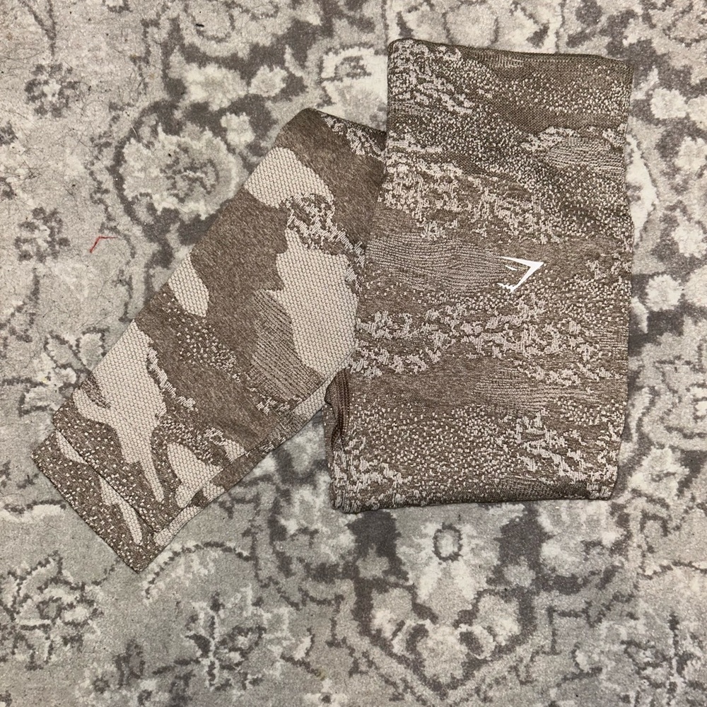 Gymshark Adapt Camo
Seamless Leggings -
Pebble Grey/Soul Brown